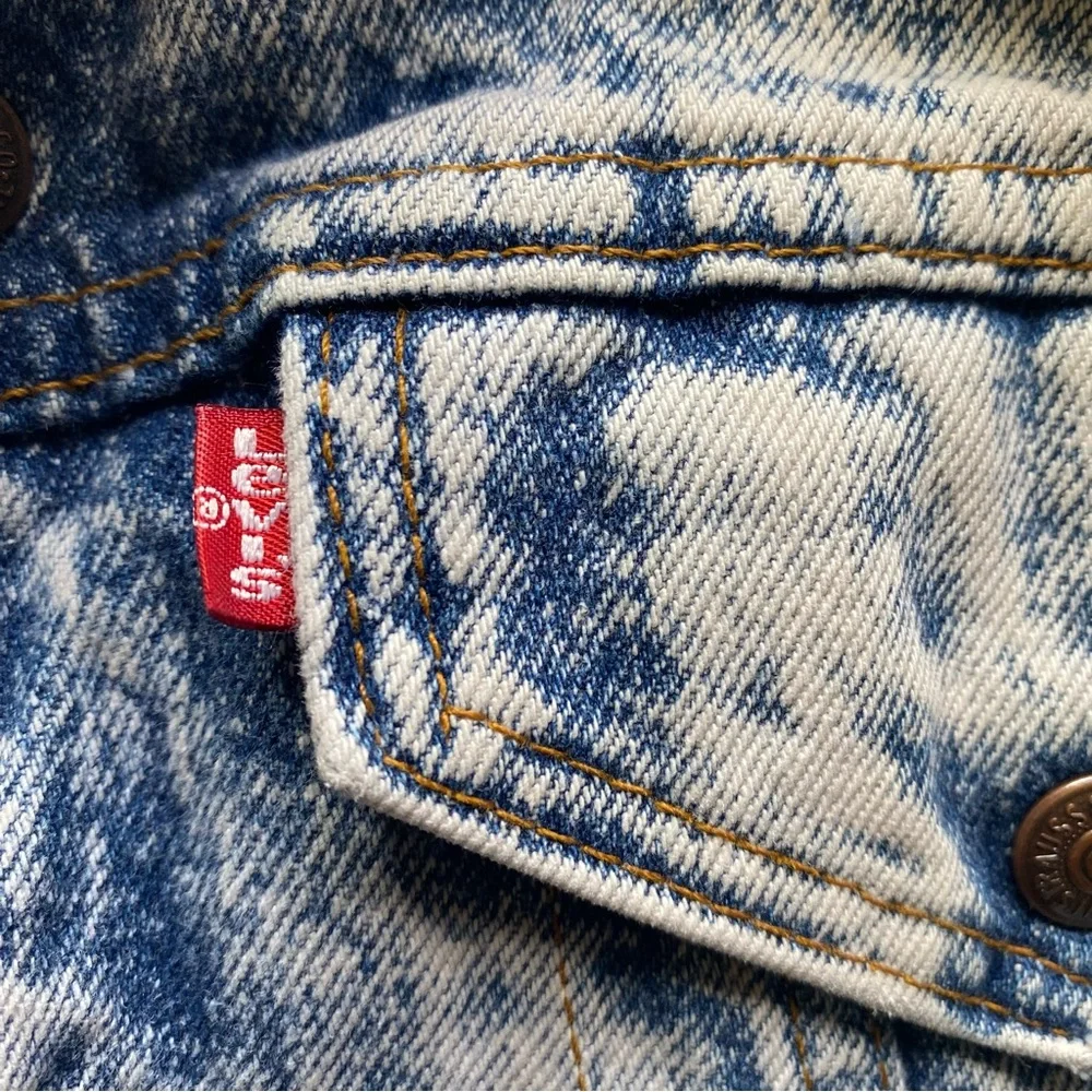 VTG 80’s Levi’s Blue Acid Washed Sherpa lined Denim Jean Jacket. USA. Kids Small